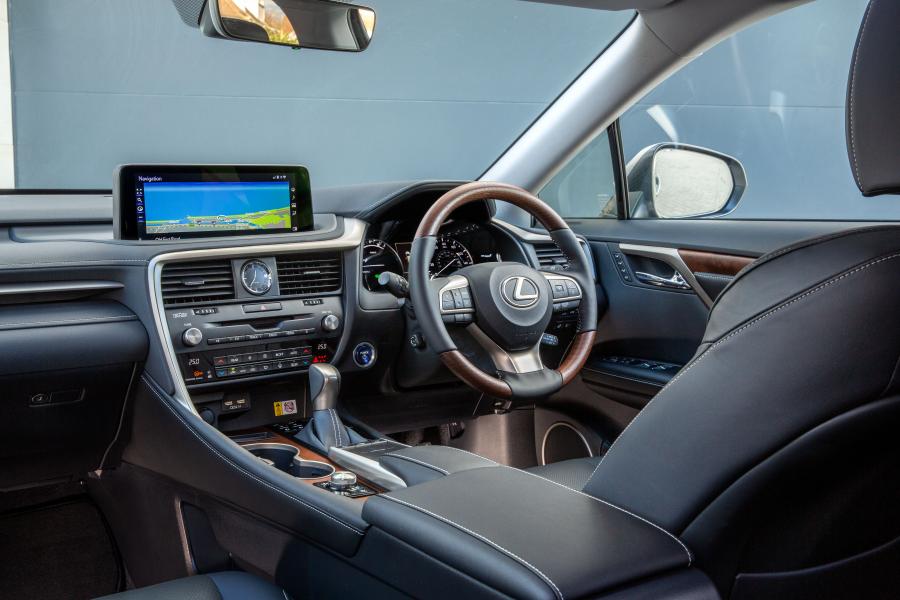 Торпедо Lexus RX450hL 2019 года  (UK) (фото 30 из 40)